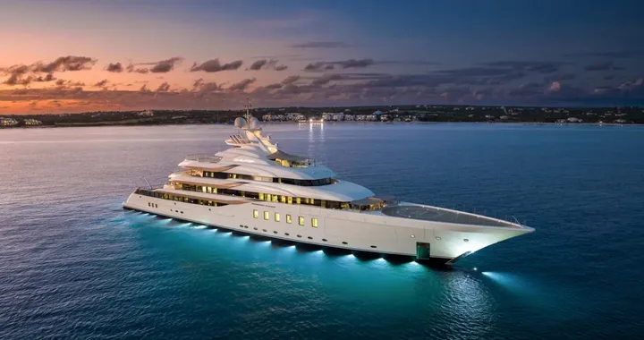 Il miliardario delle auto a Napoli: il suo yacht da 250 milioni non passa inosservato