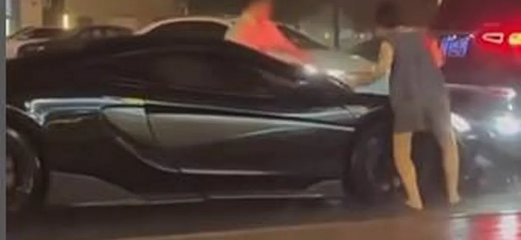La McLaren che fa tutto di testa sua in modo 