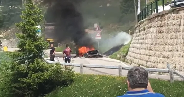 Una McLaren va a fuoco sul passo del Pordoi [Video]