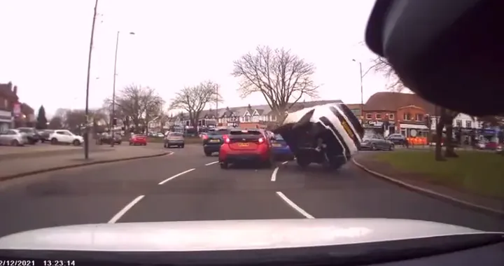 Non sempre vince il più grosso: Discovery colpisce una Yaris e si ribalta [Video]