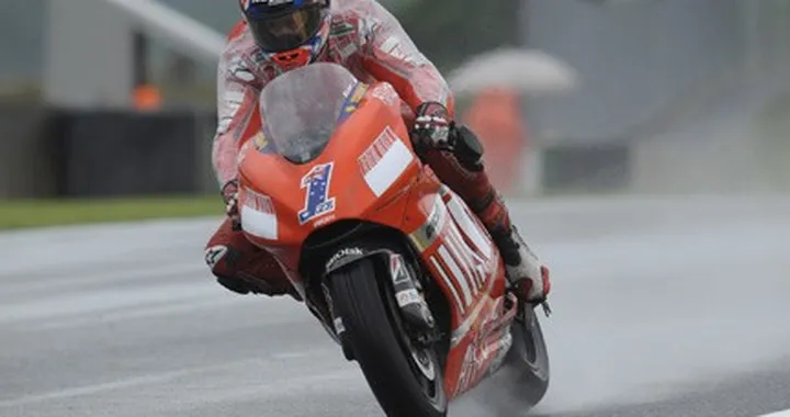 Mugello FP2: domina il maltempo. Ma Stoner e Rossi "cantano"