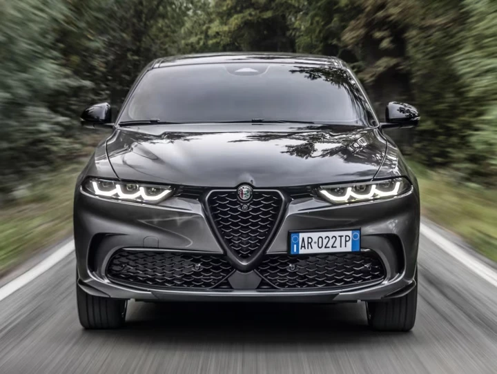 Alfa Romeo si arrende all'UE, addio alla targa anteriore decentrata