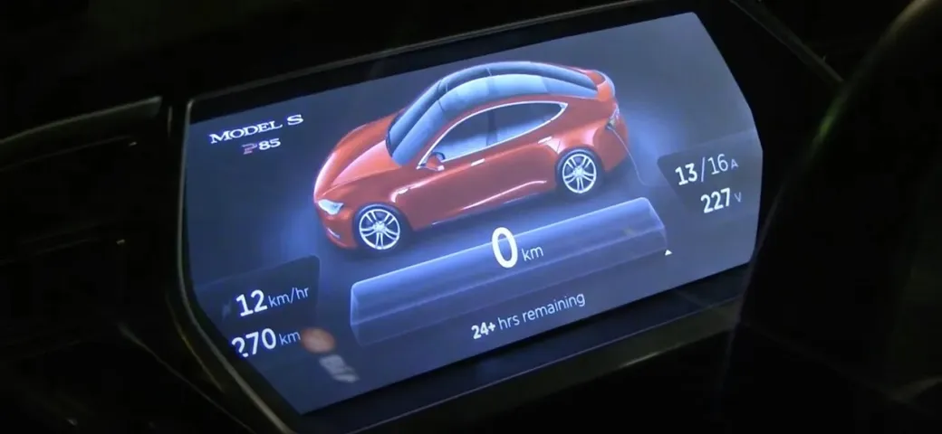 Tesla: la batterie della sue auto si degradano solo del 12% dopo 320.000 km