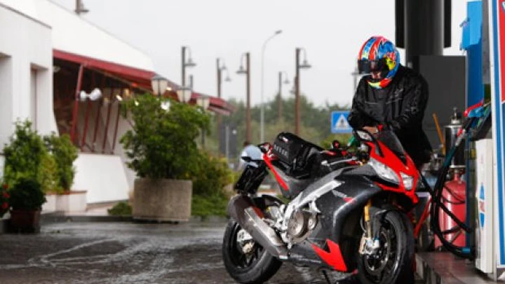 Primi assaggi su strada della Aprilia RSV4