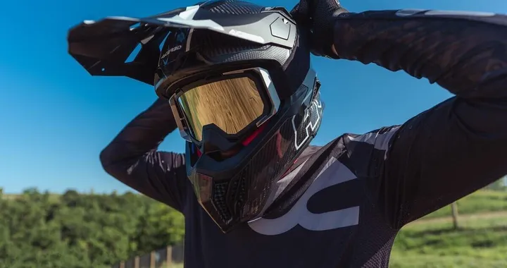 Acerbis presenta AIRSTRIKE C: casco offroad in fibra di carbonio