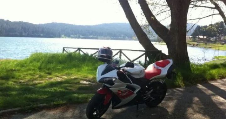 Foto del giorno: Yamaha R1 al Lago Arvo
