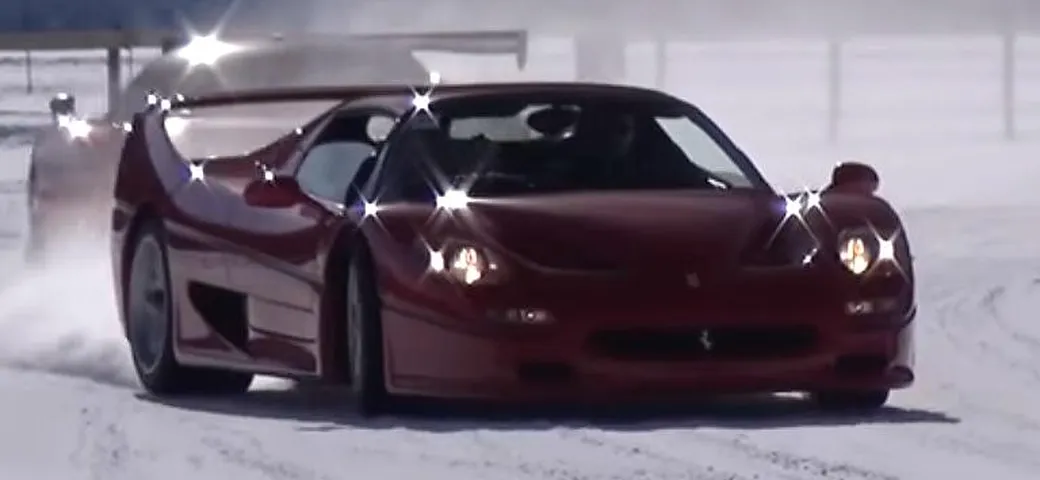 Ferrari F50 fa drifting sulla neve di Saint Moritz [Video]