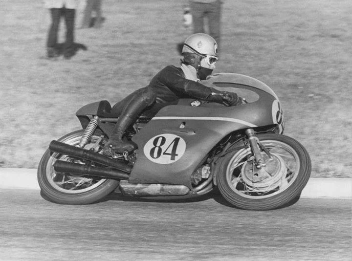 Il “tricolore”, oggi il CIV ieri la mototemporada: il 2-0 di Pasolini (Benelli)-Agostini (MV Agusta) nelle 500 a Vallelunga e Modena