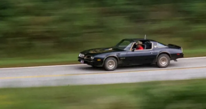 Burt Reynolds riceveva una Pontiac Trans Am gratis ogni anno: poi una telefonata cambiò tutto