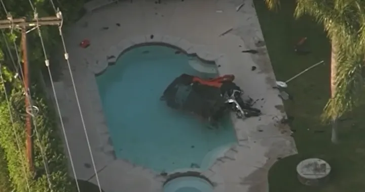 Terribile incidente in California: una Corvette finisce in piscina [Video]