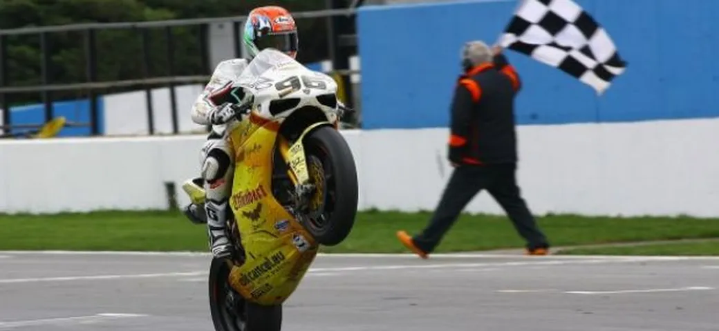 WSBK, Assen: Jakub Smrz di un soffio su Carlos Checa nelle libere. Settimo Biaggi, nono Melandri