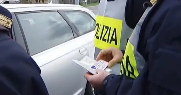 Scappa dopo un incidente, ma perde la targa e viene preso