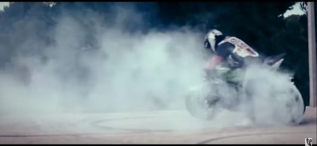 Incredibili prodezze di due stuntman in moto [Video]