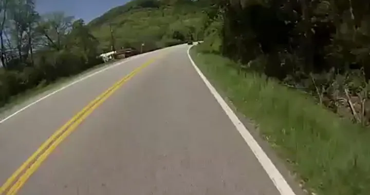 Motociclista vede la morte sfrecciargli affianco