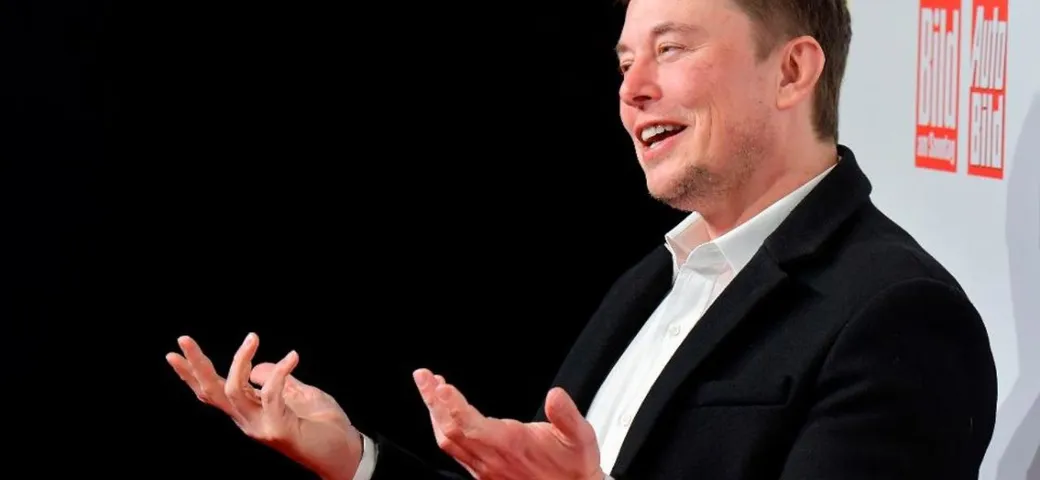 Elon Musk nell'occhio del ciclone: tra richiami e accuse di razzismo