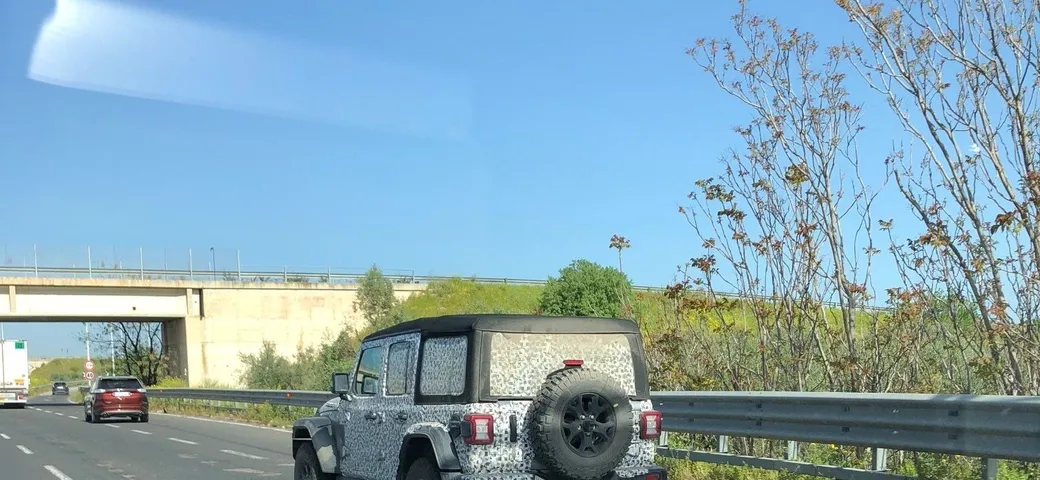 Jeep Wrangler: foto spia della nuova generazione