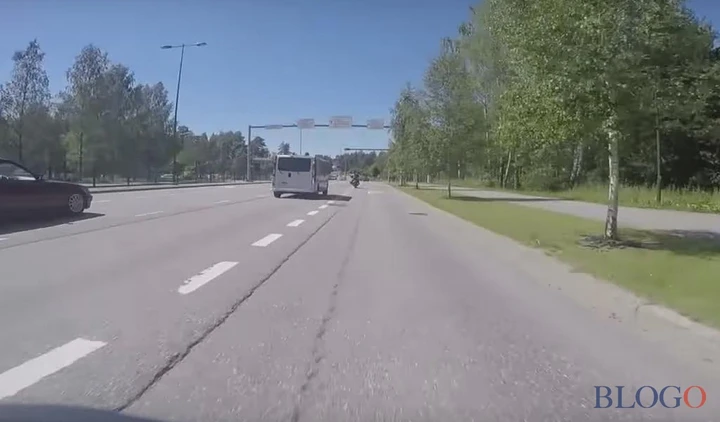 Inseguimento in moto della polizia: roba da cinema [Video]