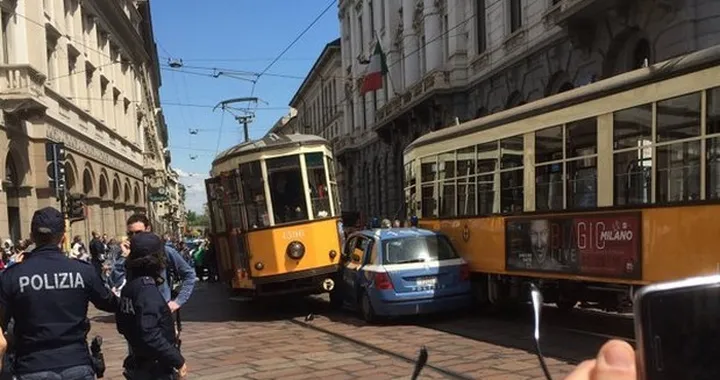 Milano: auto della Polizia si incastra tra due tram