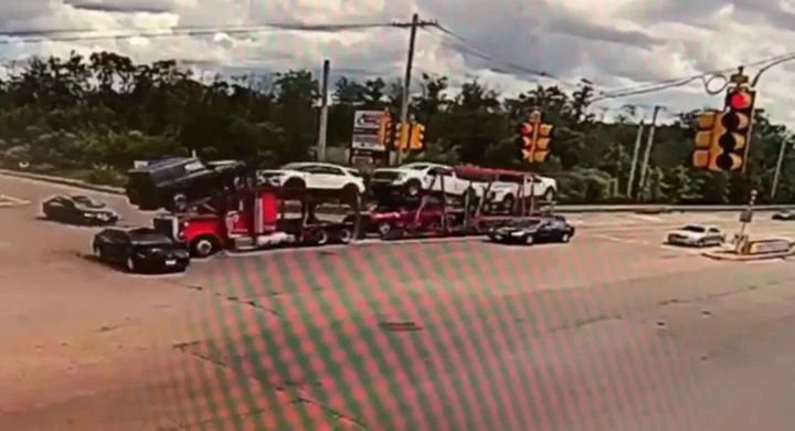 Bisarca passa col semaforo rosso: spaventoso incidente [Video]