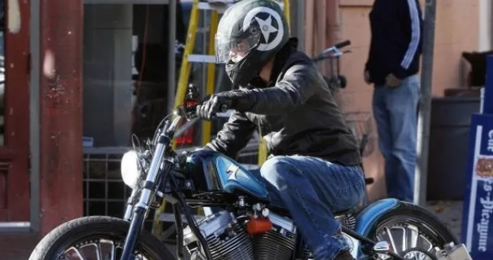 Foto del giorno: una nuova moto per Brad Pitt
