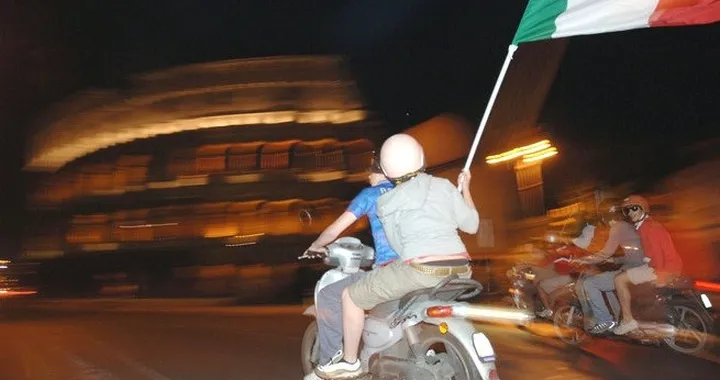 Codice della Strada: ok in 2 in motorino a 16 anni