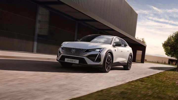 Peugeot E-408: la nuova elettrica con 453 km di autonomia e design fastback