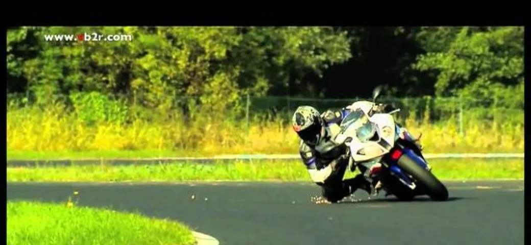 BMW S1000RR vs Porsche 997 GT3 RS /video