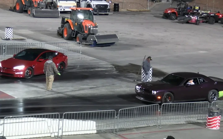 Tesla Model S Plaid domina la drag strip contro Dodge Challenger