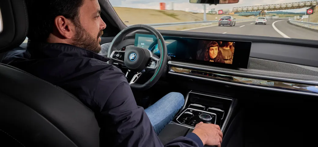 BMW e la guida autonoma combinata di livello 2 e di livello 3