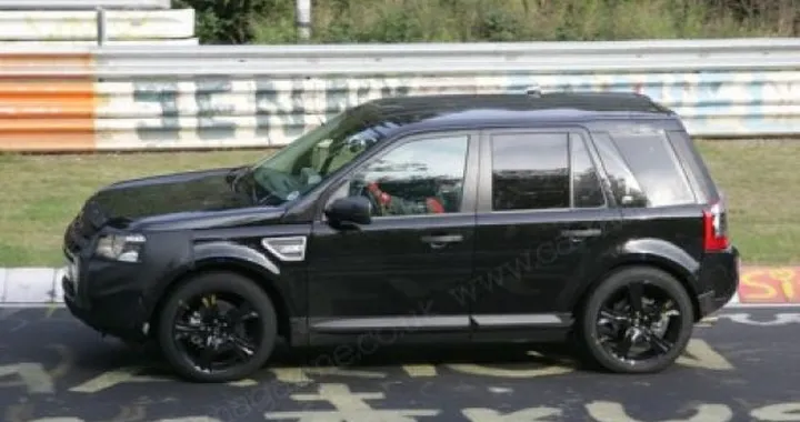 Land Rover LRX: le foto spia del prototipo al Nurburgring