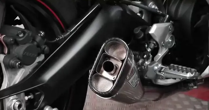 Yamaha MT-09 con kit scarico Zard