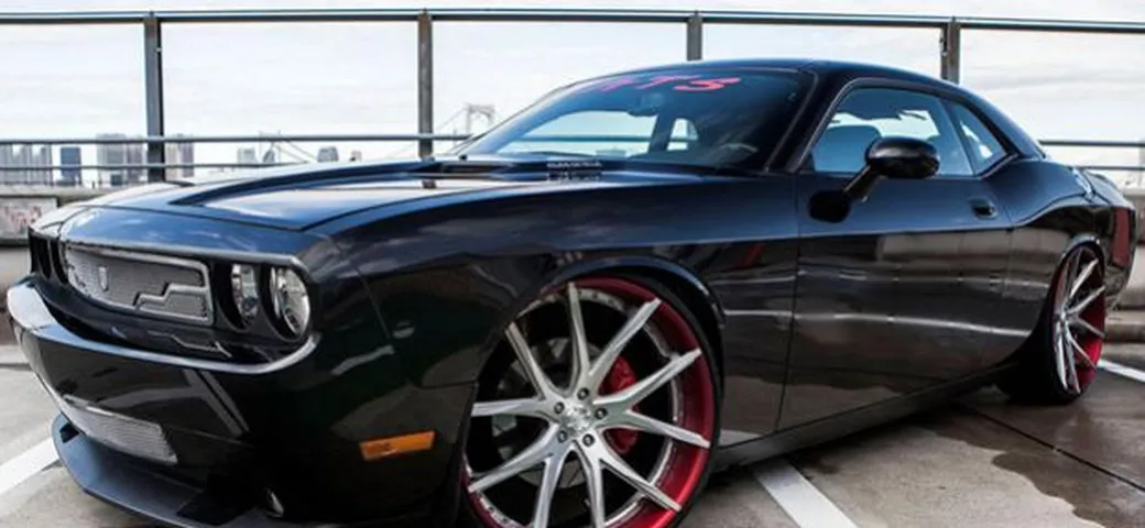 Dodge Challenger SRT8: in video con cerchi da 24