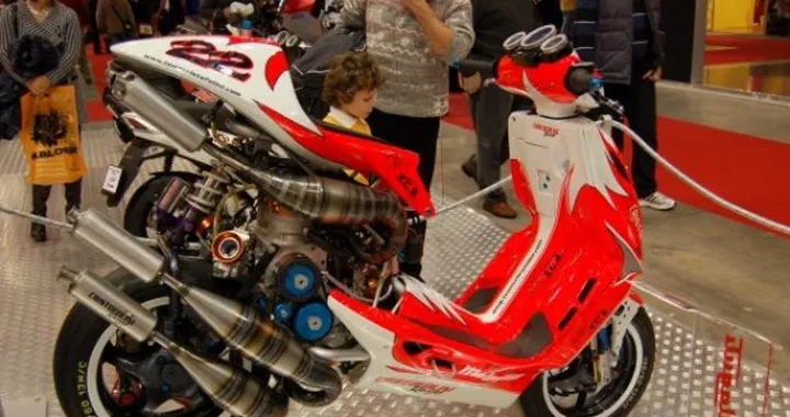 Live @ Eicma di Milano: Malaguti F12 V4 da 90 CV by Cristofolini