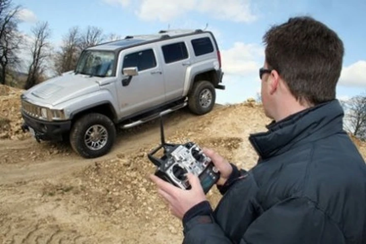 Un Hummer H3 telecomandato