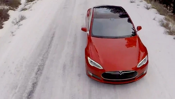 Tesla Model S P85D su neve e ghiaccio [Video]