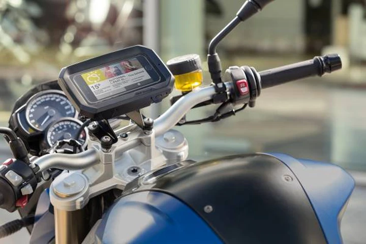 BMW Motorrad: supporto per usare lo smartphone in sicurezza