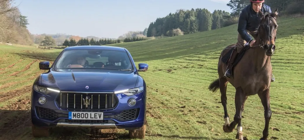 La Maserati Levante sfida un cavallo [Video]