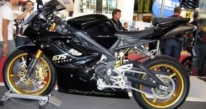 Triumph Daytona: 6000 mele al giorno tolgono il benzinaio di torno