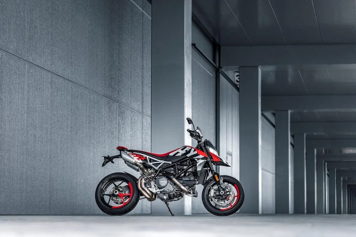 Ducati Hypermotard 950 RVE: debutta la nuova livrea Graffiti Livery Evo [FOTO]