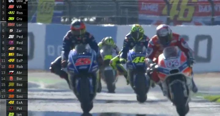 MotoGP Silverstone 2017: Dovizioso 1°, Rossi 3°. Marquez rompe il motore!