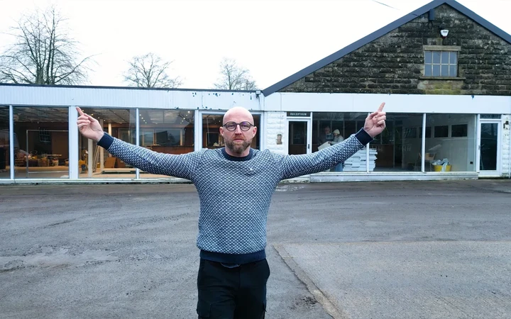 Rileva un concessionario Saab abbandonato e lo trasforma in un sogno