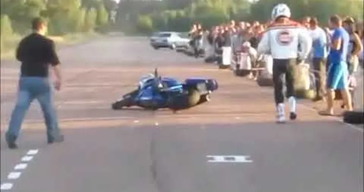 Gara di accelerazione con caduta del motociclista