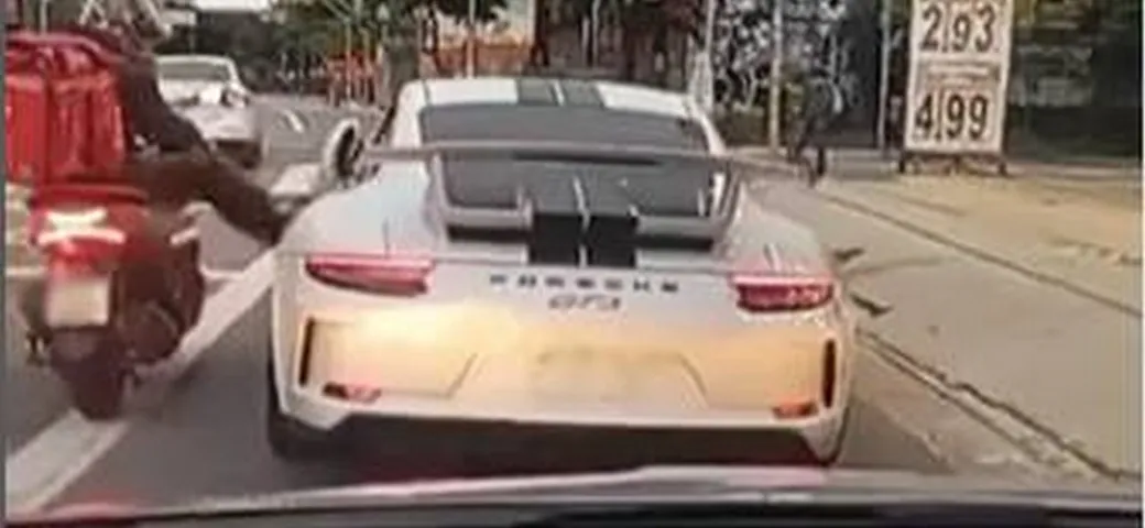 Porsche 911 GT3 presa a calci da un fattorino con lo scooter | Video