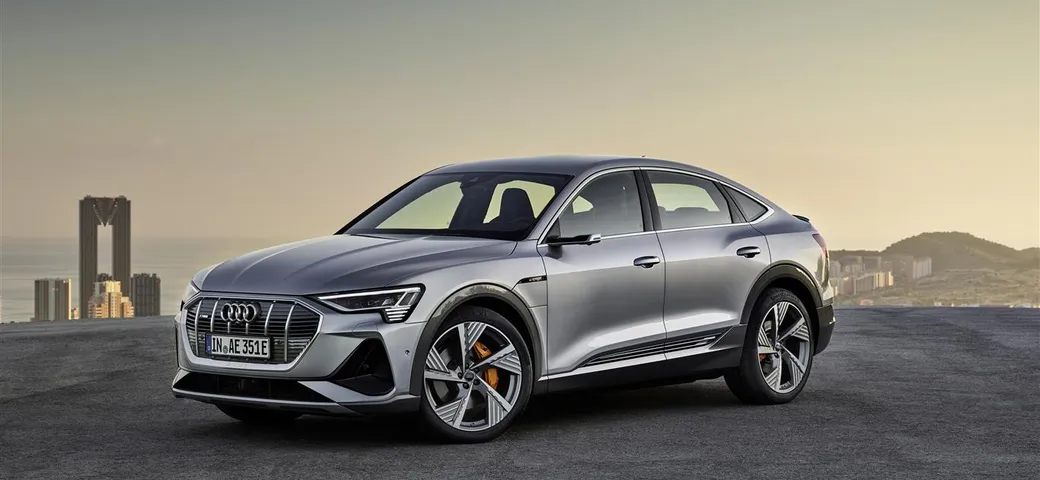Audi elogia Tesla, la quale produrrà invece le mega batterie in Germania