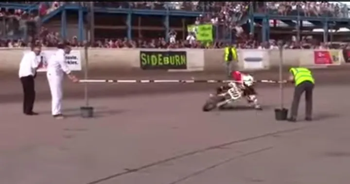 Limbo moto: passaggi spettacolari sotto l'asta [Video]