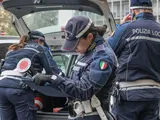 Fermato senza patente a Genova, tenta lo scambio con il fratello gemello