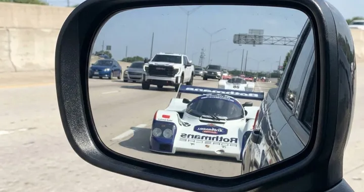 Quando nello specchietto trovi una leggenda di Le Mans: Porsche 962 nel traffico