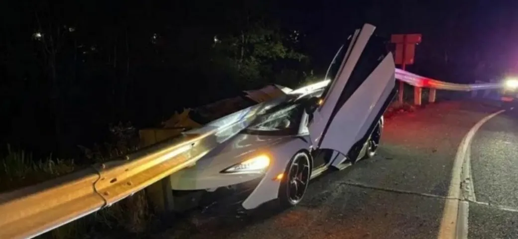 McLaren 600 LT: un esemplare distrutto dal guard rail