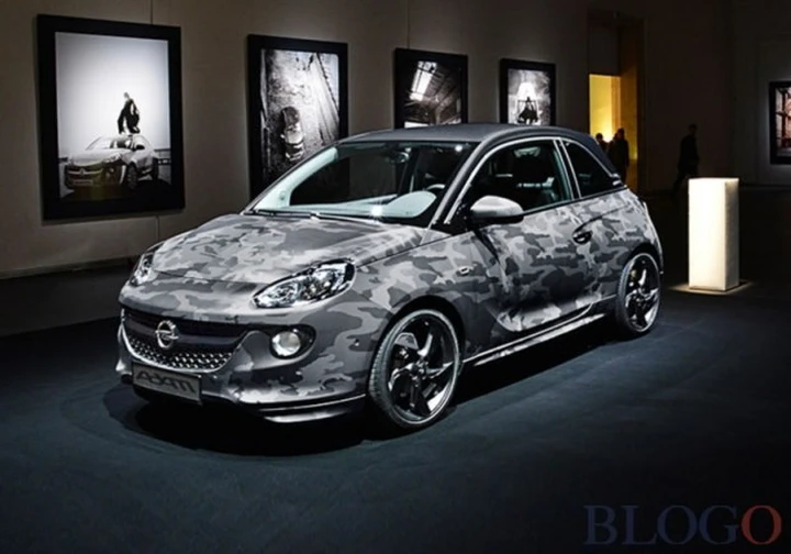 Le Opel Adam mimetiche di Bryan Adams all'asta per beneficenza
