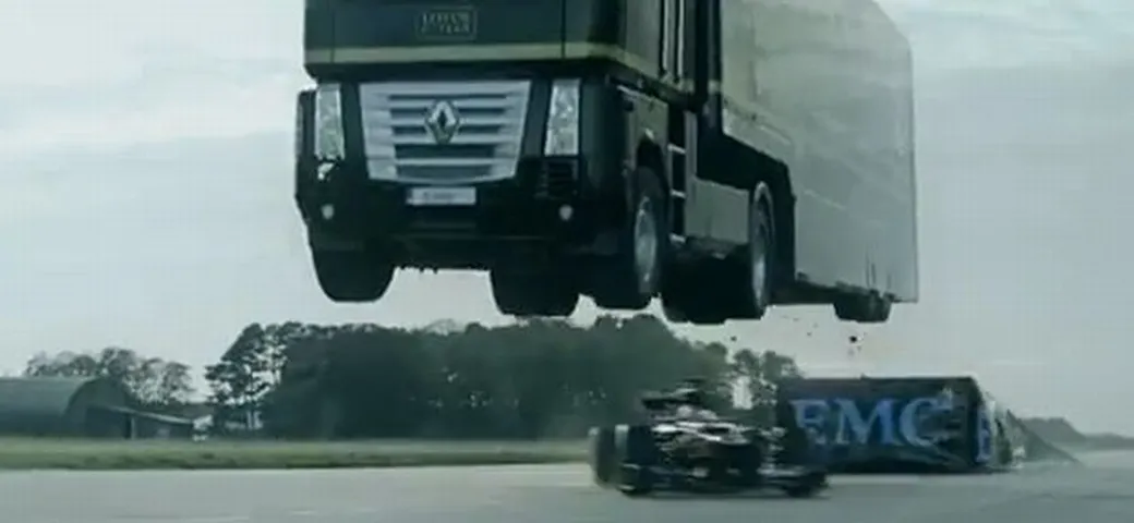 Il TIR della scuderia Lotus F1 salta una monoposto!